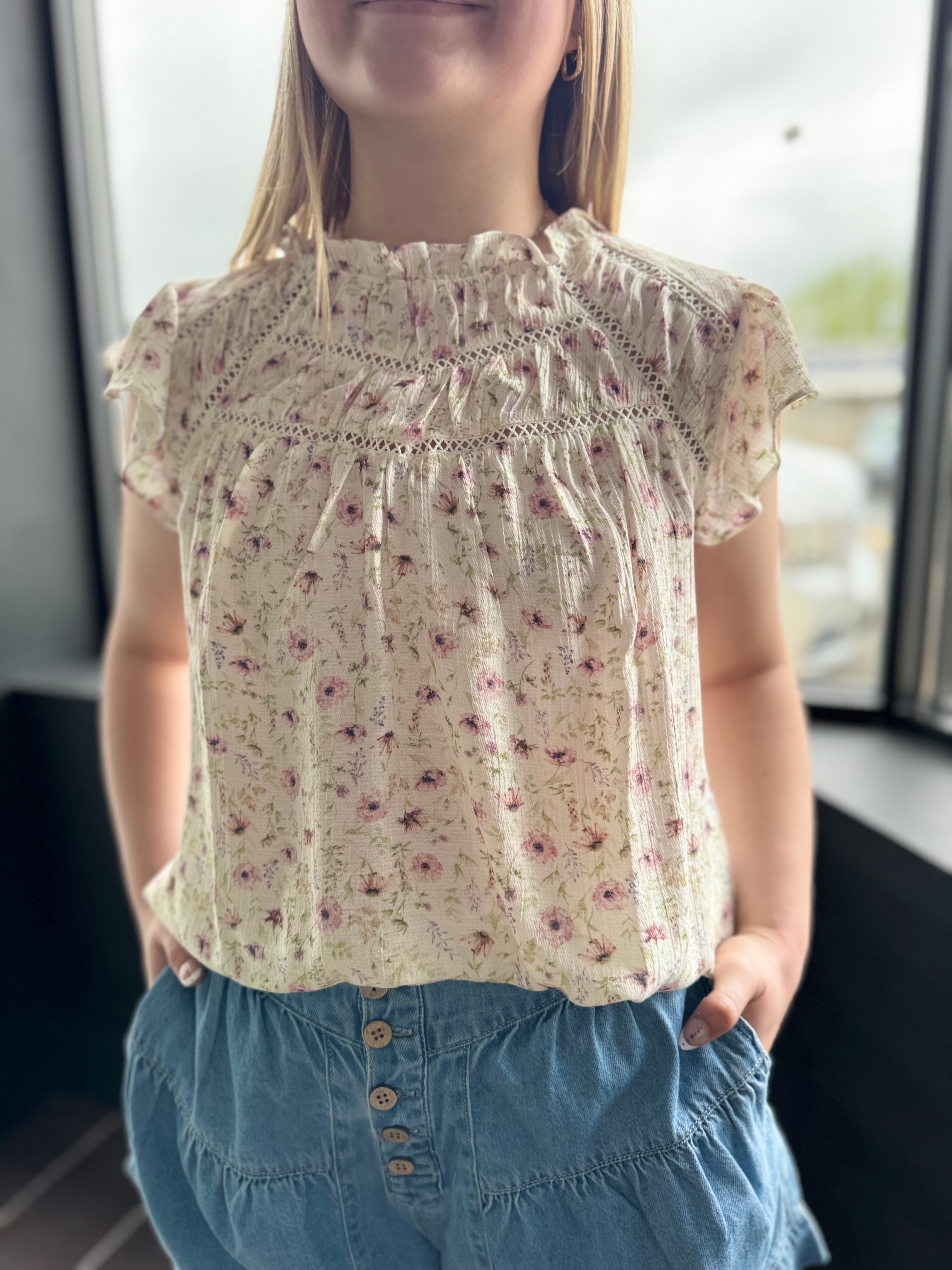 FLORAL RUFFLE DETAIL LINE LACE YOKE TOP